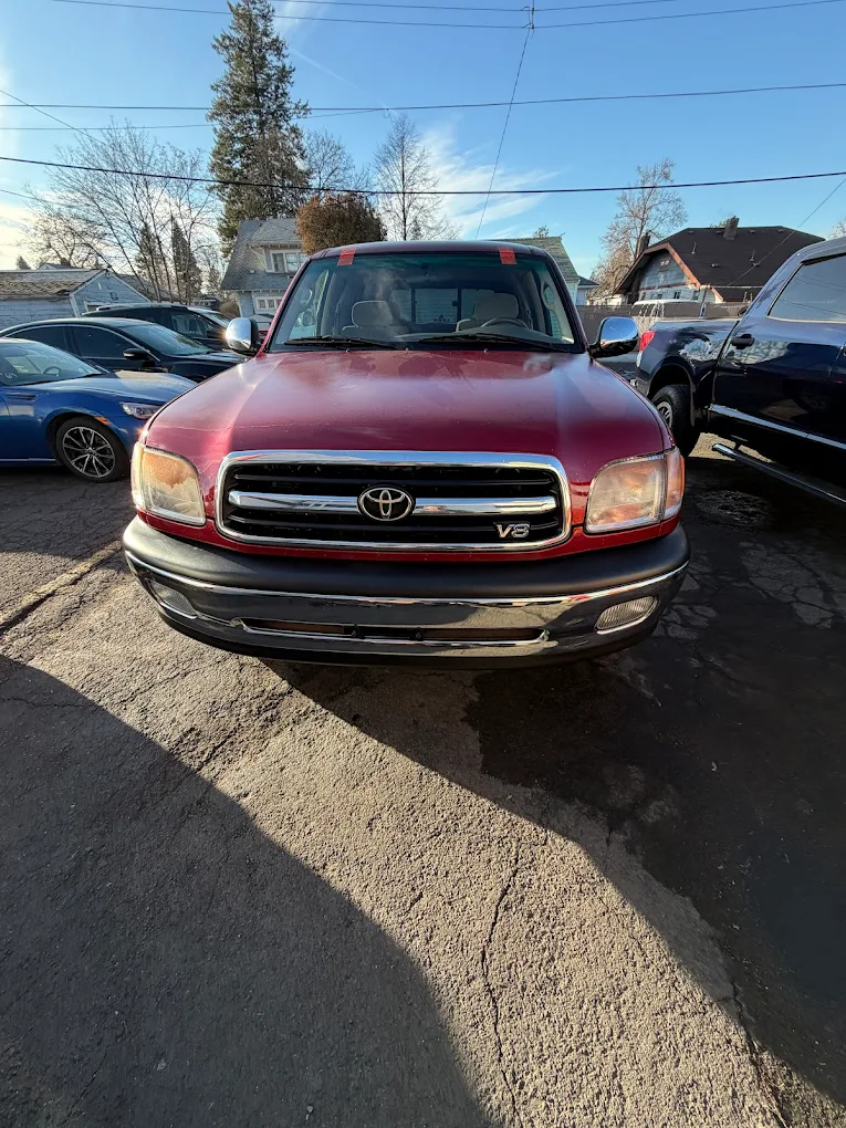 Toyota Tundra with windshield removed before rear glass replacement